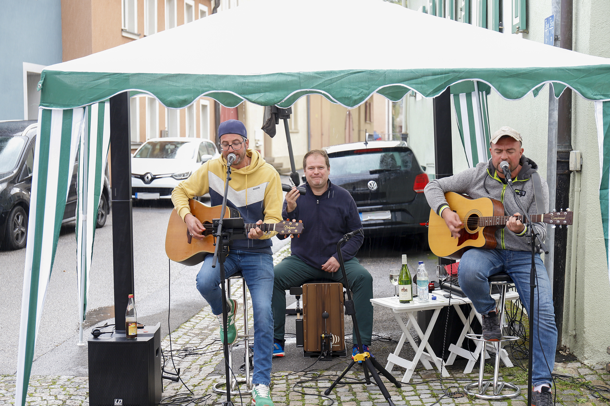 Musikalische Grüsse in der Ludwigstraße von "Trio Lecker" die trotz des Regens tapfer durchhielten.